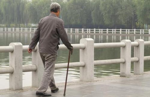 繼父臨終前留給親生兒100萬「卻只給養子一雙襪」！養子拿起襪子發現似乎不尋常