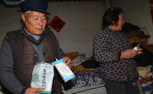 繼父臨終前留給親生兒100萬「卻只給養子一雙襪」！養子拿起襪子發現似乎不尋常