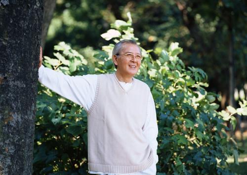 繼父臨終前留給親生兒100萬「卻只給養子一雙襪」！養子拿起襪子發現似乎不尋常