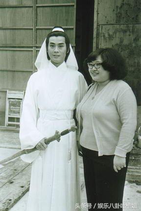 她父母都是明星、3歲吃鮑魚當早餐；「母親驟世」窮到只剩104元...如今活出自信人生！