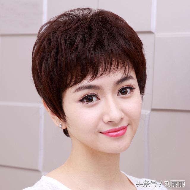 中年女性「想剪短髪」千萬別亂剪！照著「這些款式」剪就夠了，時尚好看又減齡～