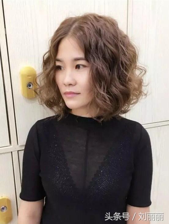 中年女性「想剪短髪」千萬別亂剪！照著「這些款式」剪就夠了，時尚好看又減齡～