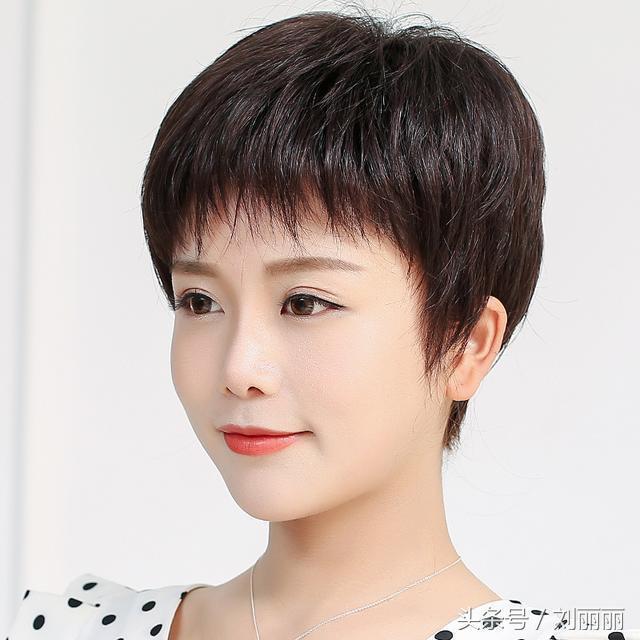 中年女性「想剪短髪」千萬別亂剪！照著「這些款式」剪就夠了，時尚好看又減齡～