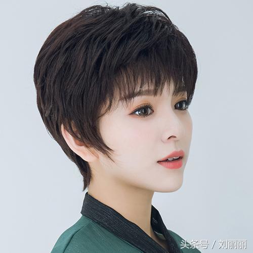中年女性「想剪短髪」千萬別亂剪！照著「這些款式」剪就夠了，時尚好看又減齡～
