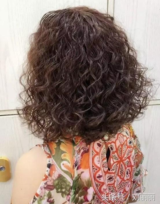 中年女性「想剪短髪」千萬別亂剪！照著「這些款式」剪就夠了，時尚好看又減齡～