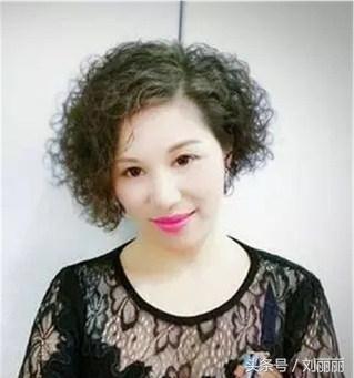 中年女性「想剪短髪」千萬別亂剪！照著「這些款式」剪就夠了，時尚好看又減齡～