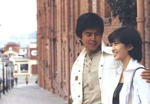 一代偶像當紅卻「為愛引退嫁為人婦」！結婚37年恩愛如初：下輩子還要娶你