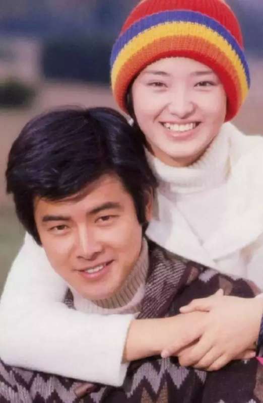 一代偶像當紅卻「為愛引退嫁為人婦」！結婚37年恩愛如初：下輩子還要娶你