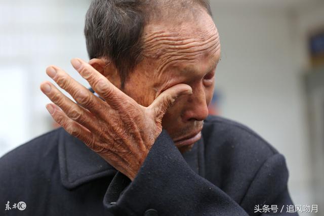 他趕回家看望媽媽，繼父卻攔住不給進門！他闖入後「看見一幕」倒吸一口涼氣