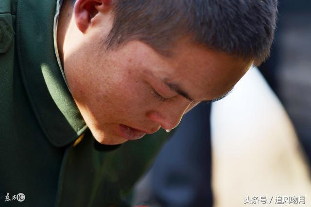 他趕回家看望媽媽，繼父卻攔住不給進門！他闖入後「看見一幕」倒吸一口涼氣