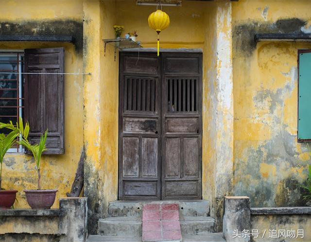 他趕回家看望媽媽，繼父卻攔住不給進門！他闖入後「看見一幕」倒吸一口涼氣