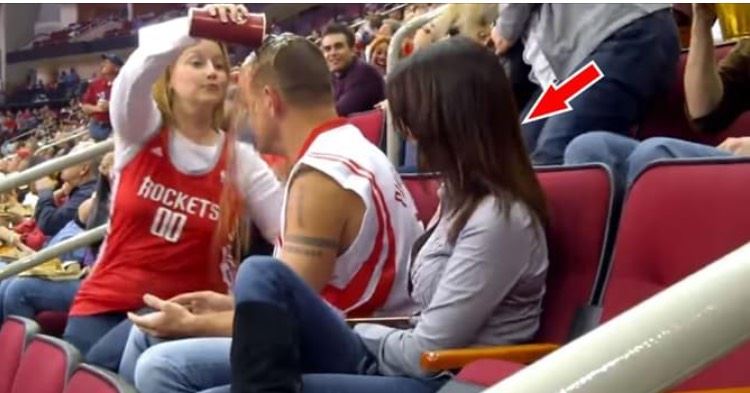 她被男友偷親抓狂「倒飲料在他頭上」！下一秒長髮妹「抓住男方超猛回擊」全場沸騰嗨爆！