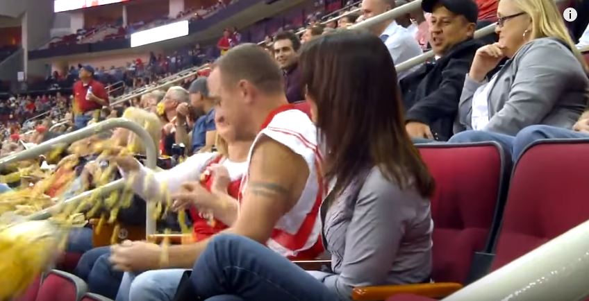 她被男友偷親抓狂「倒飲料在他頭上」！下一秒長髮妹「抓住男方超猛回擊」全場沸騰嗨爆！