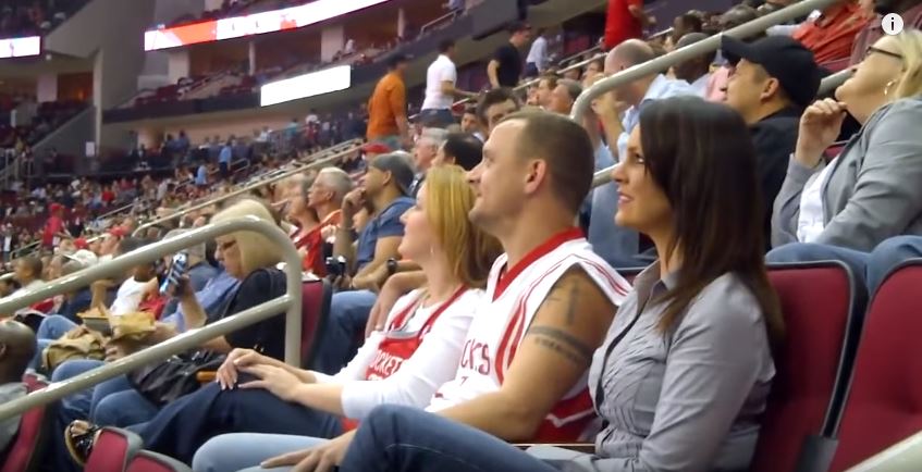 她被男友偷親抓狂「倒飲料在他頭上」！下一秒長髮妹「抓住男方超猛回擊」全場沸騰嗨爆！