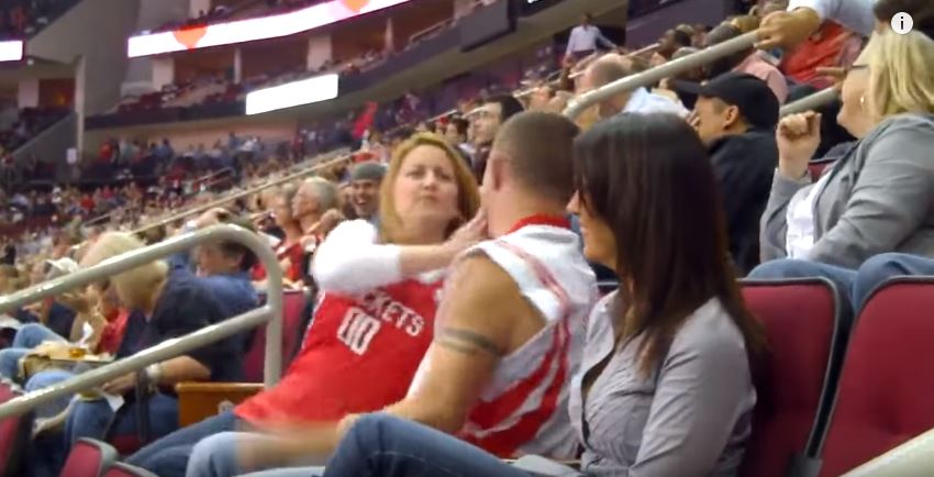 她被男友偷親抓狂「倒飲料在他頭上」！下一秒長髮妹「抓住男方超猛回擊」全場沸騰嗨爆！