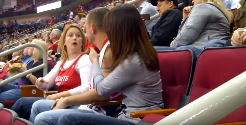 她被男友偷親抓狂「倒飲料在他頭上」！下一秒長髮妹「抓住男方超猛回擊」全場沸騰嗨爆！