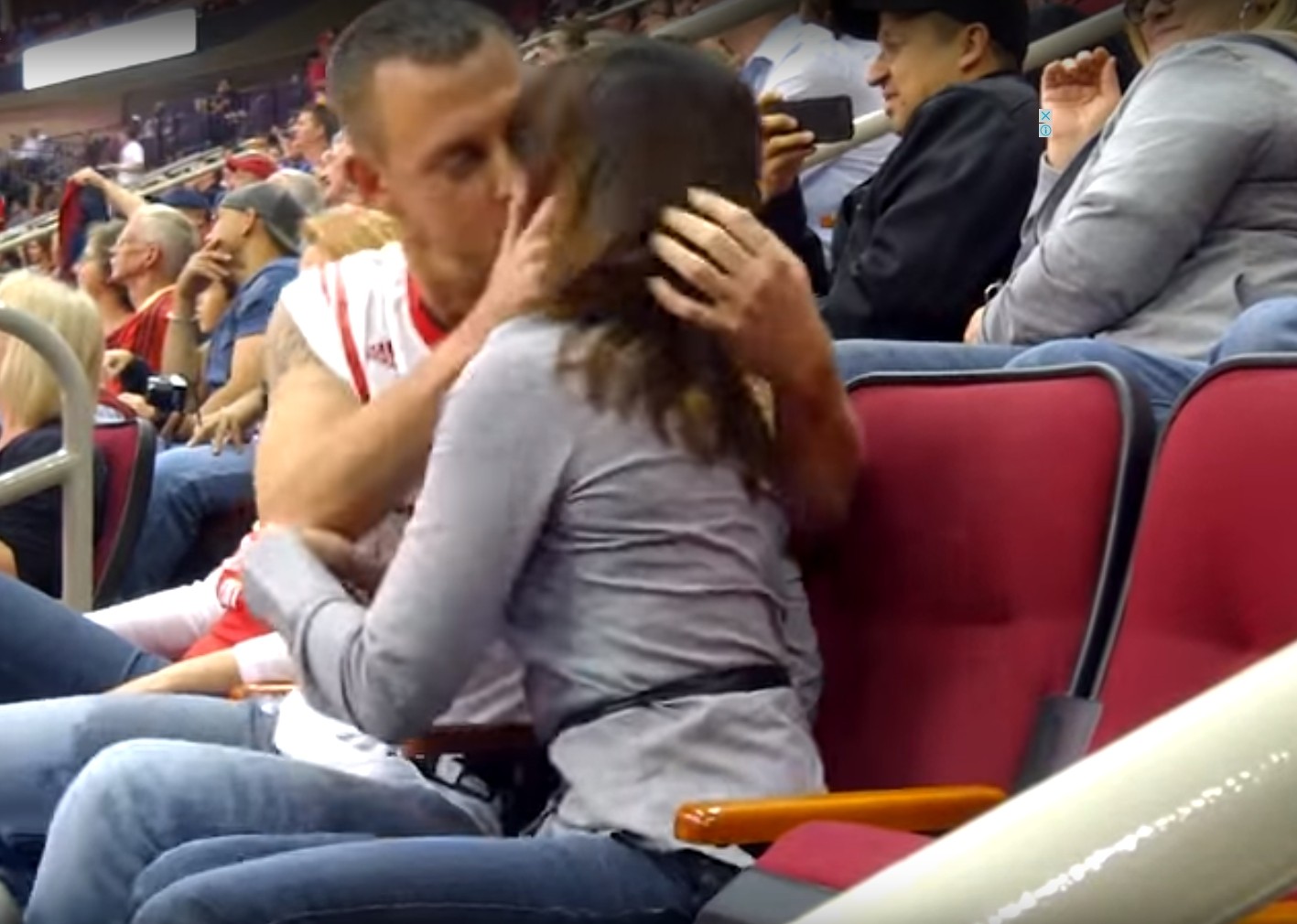 她被男友偷親抓狂「倒飲料在他頭上」！下一秒長髮妹「抓住男方超猛回擊」全場沸騰嗨爆！