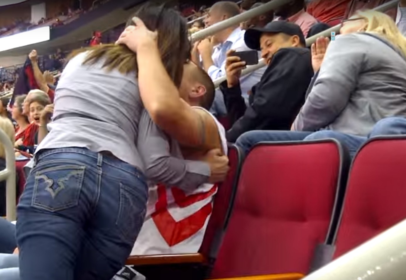 她被男友偷親抓狂「倒飲料在他頭上」！下一秒長髮妹「抓住男方超猛回擊」全場沸騰嗨爆！