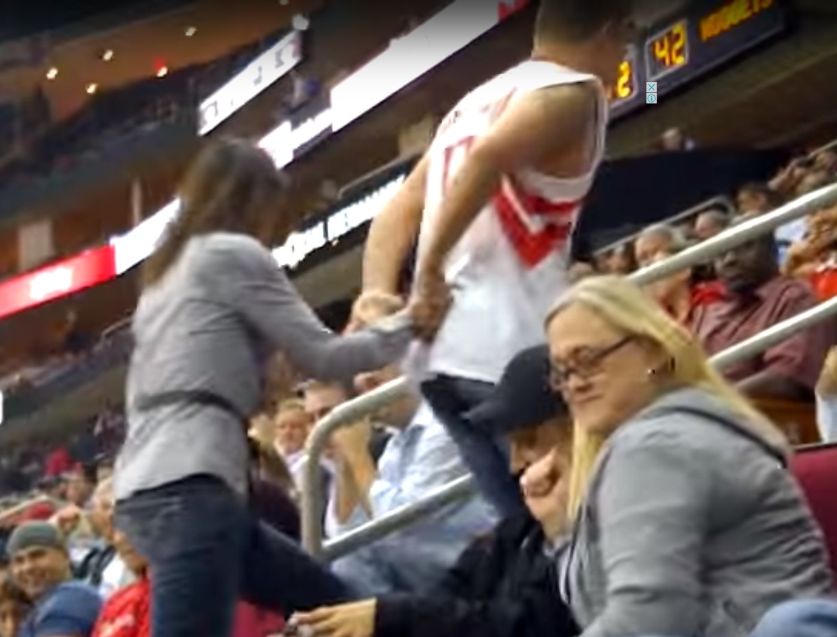 她被男友偷親抓狂「倒飲料在他頭上」！下一秒長髮妹「抓住男方超猛回擊」全場沸騰嗨爆！