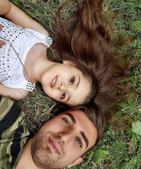 8歲小女童被譽為「全球最美女娃」！美到上學都會被圍觀「爸爸決定辭職當保鏢」