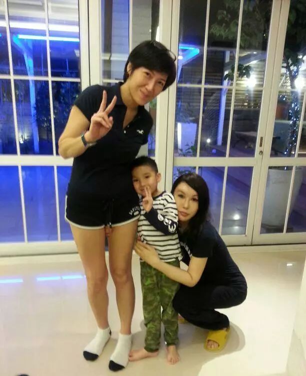 她曾擁男兒身，20歲毅然變性；如今「嫁小14歲老公」活成主持女王