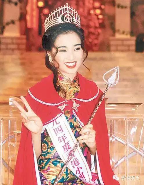 她是港姐冠軍，為愛息影5年卻遭劈腿，再復出淪拍三級片，如今卻靠「賣魚蛋」活成傳奇！