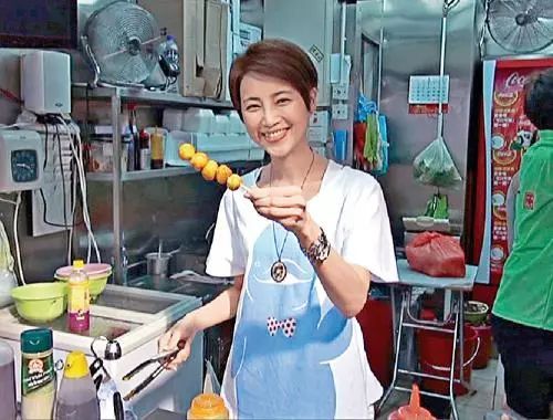 她是港姐冠軍，為愛息影5年卻遭劈腿，再復出淪拍三級片，如今卻靠「賣魚蛋」活成傳奇！