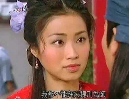 她是港姐冠軍，為愛息影5年卻遭劈腿，再復出淪拍三級片，如今卻靠「賣魚蛋」活成傳奇！