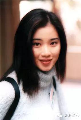她是港姐冠軍，為愛息影5年卻遭劈腿，再復出淪拍三級片，如今卻靠「賣魚蛋」活成傳奇！
