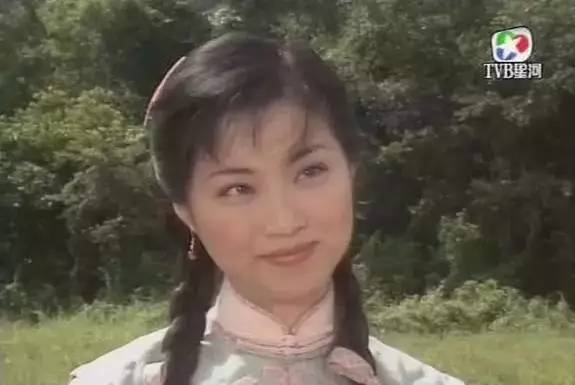 她是港姐冠軍，為愛息影5年卻遭劈腿，再復出淪拍三級片，如今卻靠「賣魚蛋」活成傳奇！