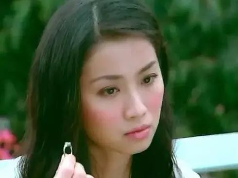 她是港姐冠軍，為愛息影5年卻遭劈腿，再復出淪拍三級片，如今卻靠「賣魚蛋」活成傳奇！
