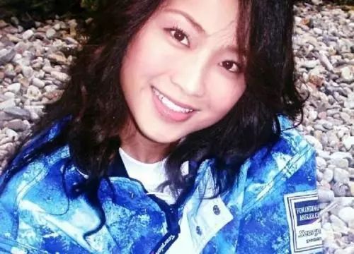 她是港姐冠軍，為愛息影5年卻遭劈腿，再復出淪拍三級片，如今卻靠「賣魚蛋」活成傳奇！
