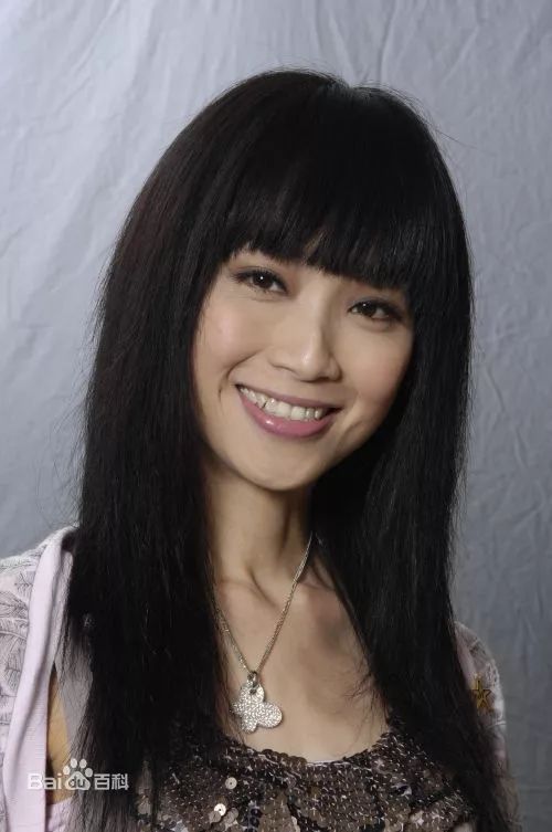 她是港姐冠軍，為愛息影5年卻遭劈腿，再復出淪拍三級片，如今卻靠「賣魚蛋」活成傳奇！