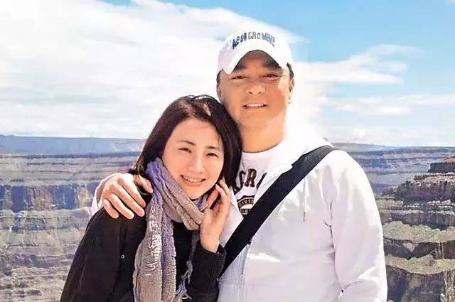 她是港姐冠軍，為愛息影5年卻遭劈腿，再復出淪拍三級片，如今卻靠「賣魚蛋」活成傳奇！