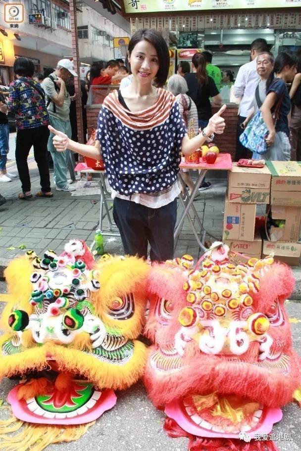 她是港姐冠軍，為愛息影5年卻遭劈腿，再復出淪拍三級片，如今卻靠「賣魚蛋」活成傳奇！