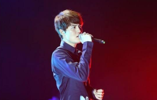 他當年誇下海口：「5年超越周杰倫」！　情斷身價千億女友「唱片合約也被終止了」