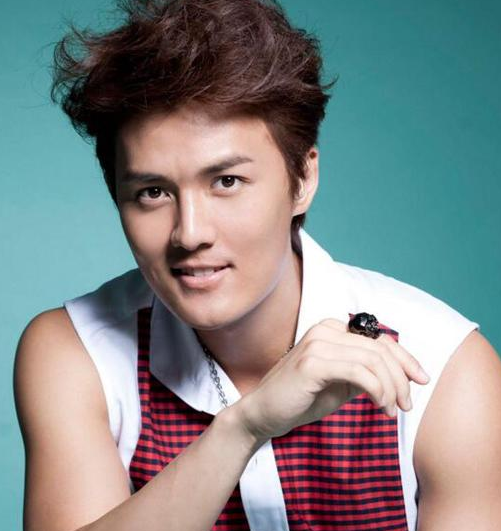 他當年誇下海口：「5年超越周杰倫」！　情斷身價千億女友「唱片合約也被終止了」