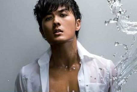 他當年誇下海口：「5年超越周杰倫」！　情斷身價千億女友「唱片合約也被終止了」