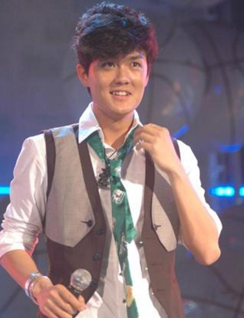 他當年誇下海口：「5年超越周杰倫」！　情斷身價千億女友「唱片合約也被終止了」