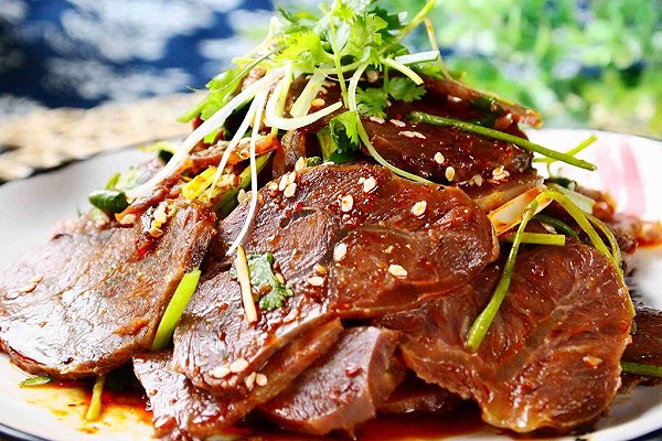 小男孩帶視障父吃麵「大喊2碗、卻偷偷比1」！老闆看懂後一個決定暖哭所有人