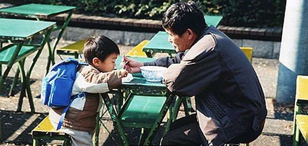 小男孩帶視障父吃麵「大喊2碗、卻偷偷比1」！老闆看懂後一個決定暖哭所有人