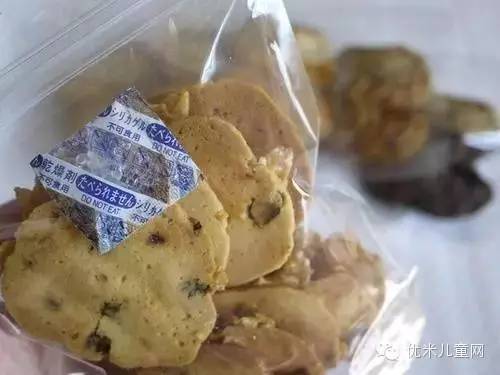 小撇步：零食包裝裡的「乾燥劑」千萬別扔掉，它還能這麼用！
