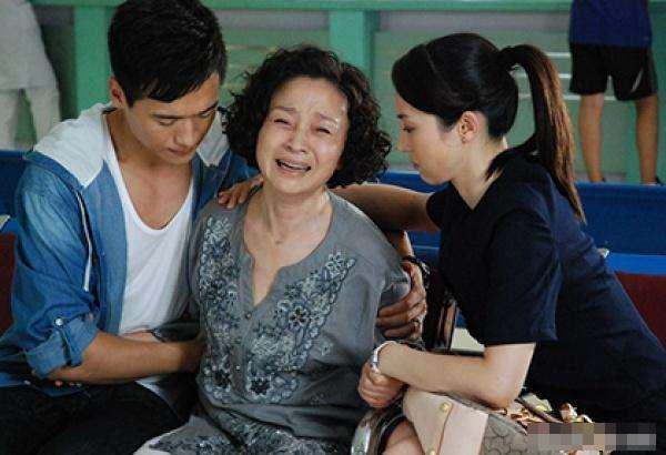 他3歲成孤兒，伯母靠「收垃圾養大他」待他如親生子；結婚那天，他讓伯母成了全村最羨慕的人...