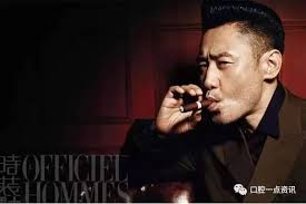 她清晨趕到公車站，見一對老夫妻等待已久，司機卻不等他們上車就開走，一問原因她卻哭了...
