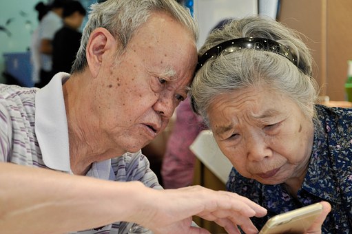 她清晨趕到公車站，見一對老夫妻等待已久，司機卻不等他們上車就開走，一問原因她卻哭了...