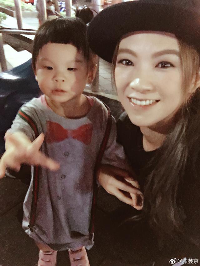 記得消失已久的超偶冠軍張芸京嗎？她的近照讓「粉絲尖叫」美到讓人快認不出來！