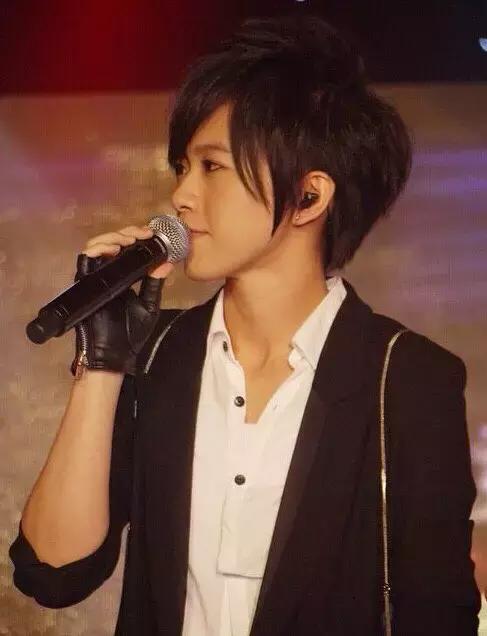 記得消失已久的超偶冠軍張芸京嗎？她的近照讓「粉絲尖叫」美到讓人快認不出來！