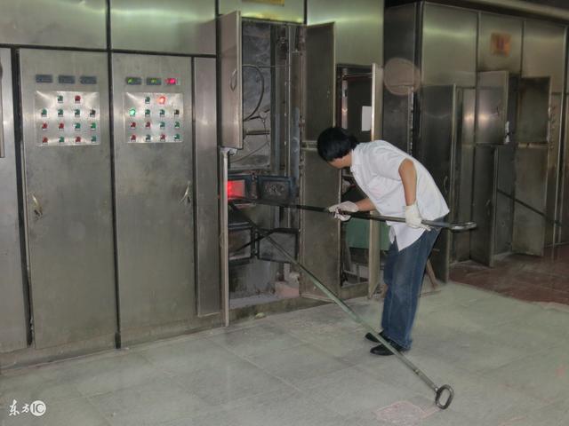 女友嫌他窮「變心愛上富二代」，失戀後他到殯儀館工作，竟在火化名單中看見「前女友的名字」！？