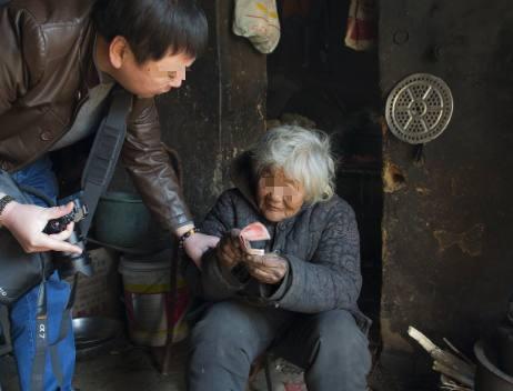 乞丐母親參加兒子婚禮遭親家嘲笑，老闆走過來說「費用全免」，才知道母親不是普通人！