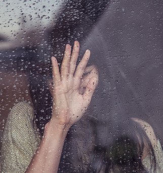 女友嫌他窮「變心愛上富二代」，失戀後他到殯儀館工作，竟在火化名單中看見「前女友的名字」！？